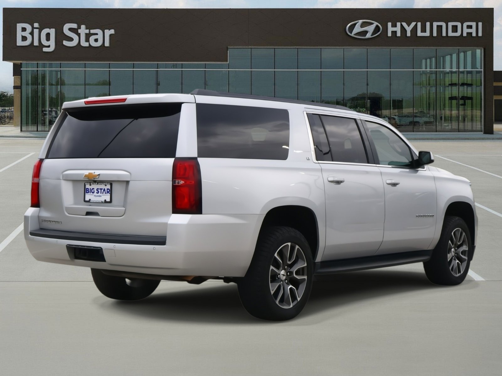 Used 2019 Chevrolet Suburban LT image 4
