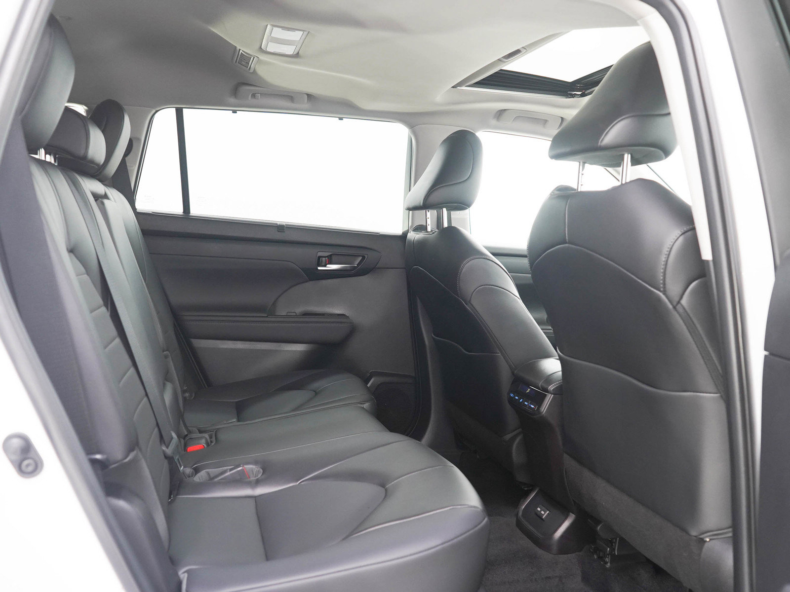 Used 2022 Toyota Highlander XLE AWD/4WD image 14