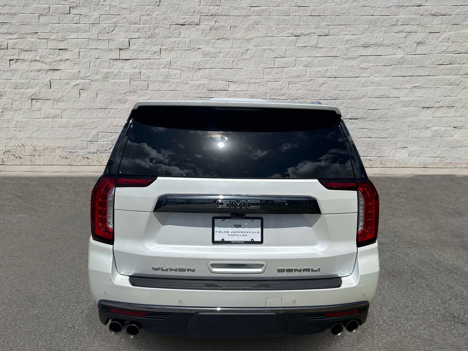 Used 2023 GMC Yukon XL Denali Ultimate AWD/4WD image 4