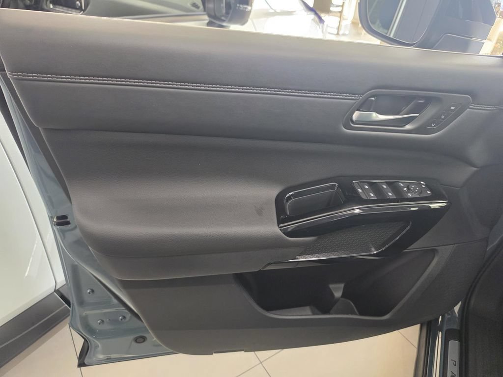 New 2026 Nissan Pathfinder Platinum FWD image 12