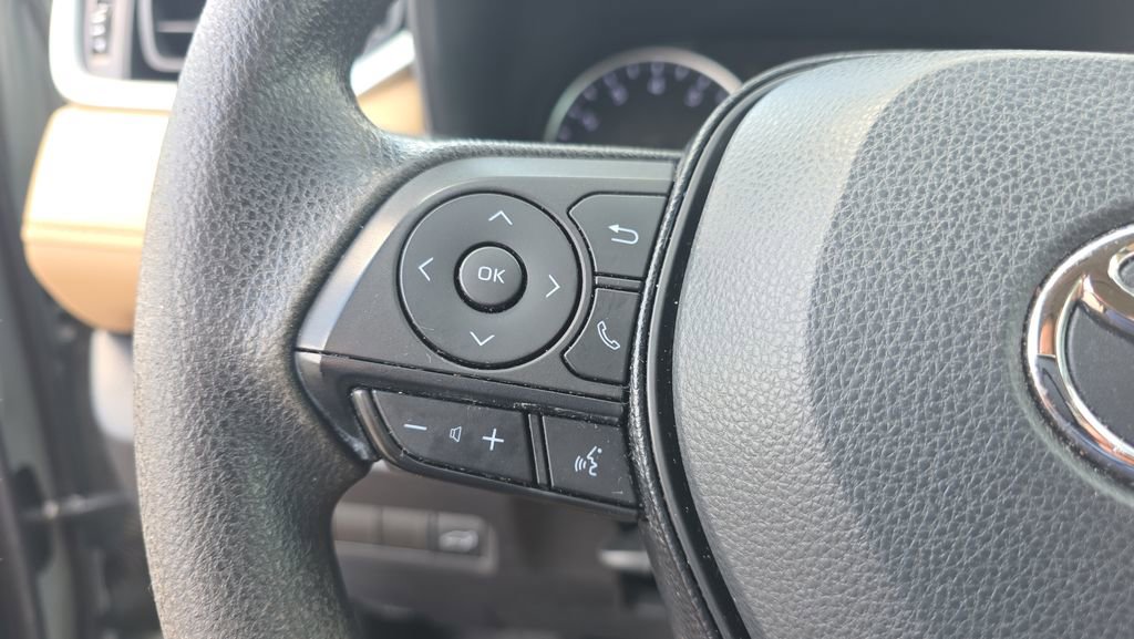 Used 2021 Toyota RAV4 XLE w/ Convenience Package FWD image 20