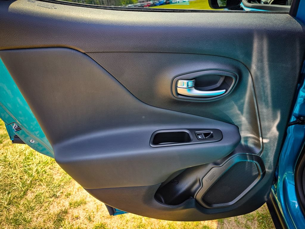 Used 2022 Jeep Renegade Altitude AWD/4WD image 28