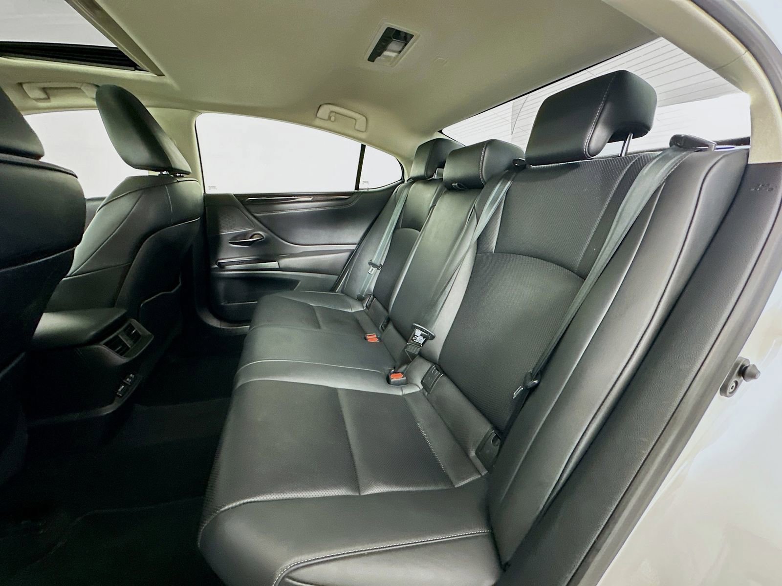 Used 2020 Lexus ES 300h w/ Premium Package FWD image 25