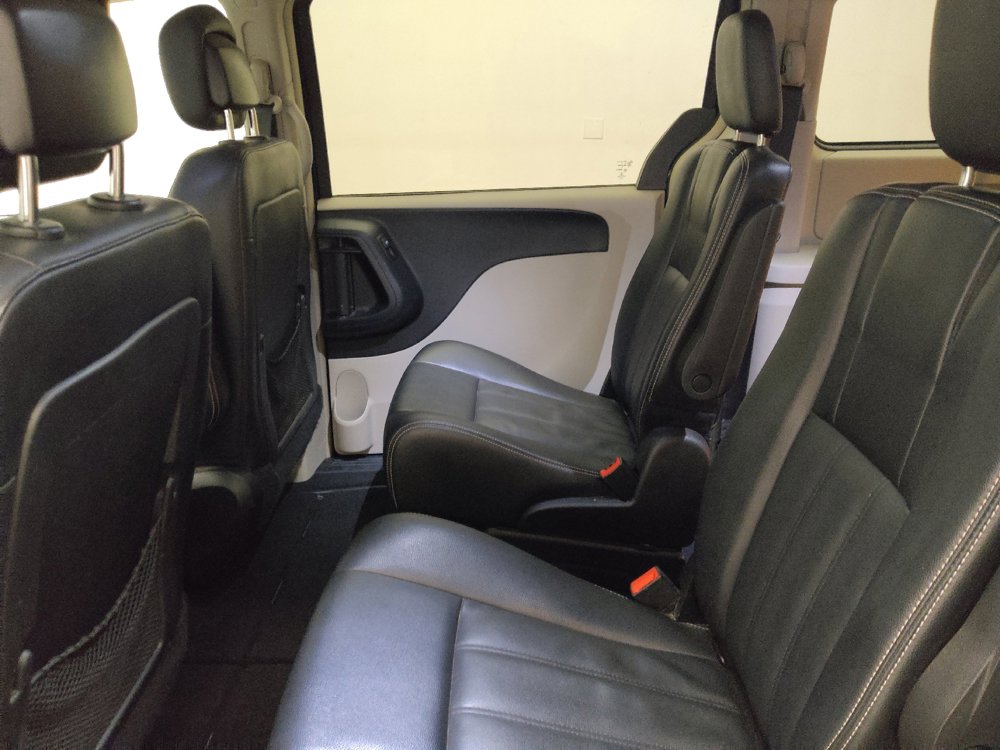 Used 2016 Chrysler Town & Country Touring FWD image 18