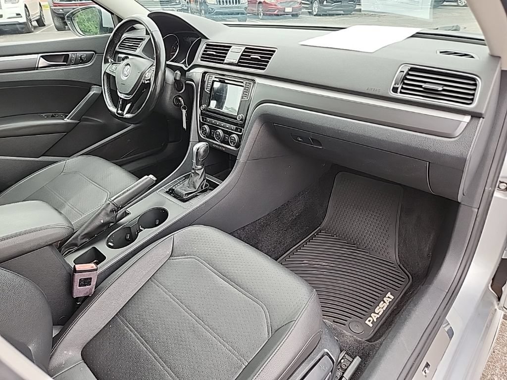 Used 2018 Volkswagen Passat 2.0T R-Line FWD image 29
