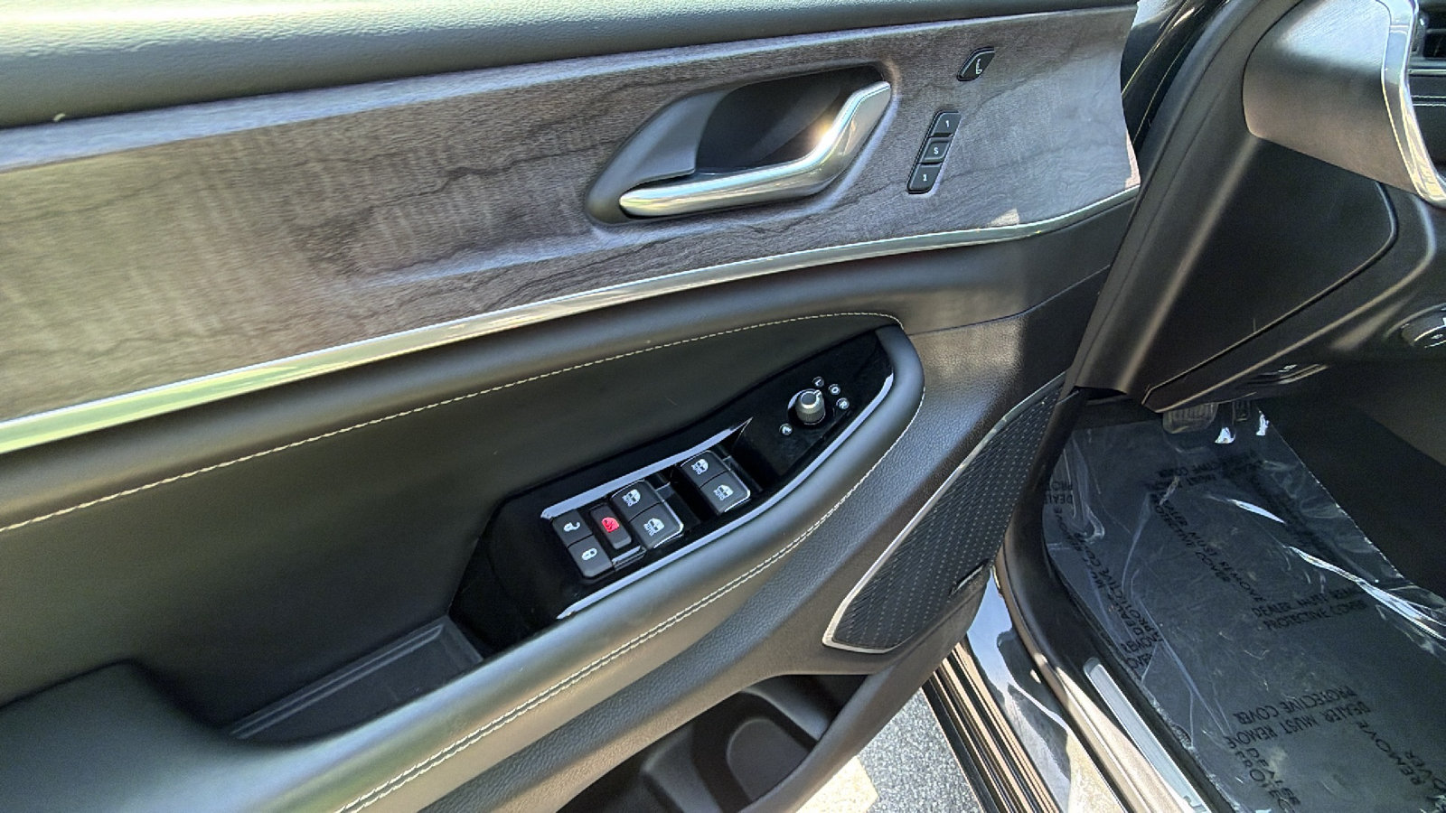 Used 2025 Jeep Grand Cherokee Overland w/ Luxury Tech Group IV AWD/4WD image 15