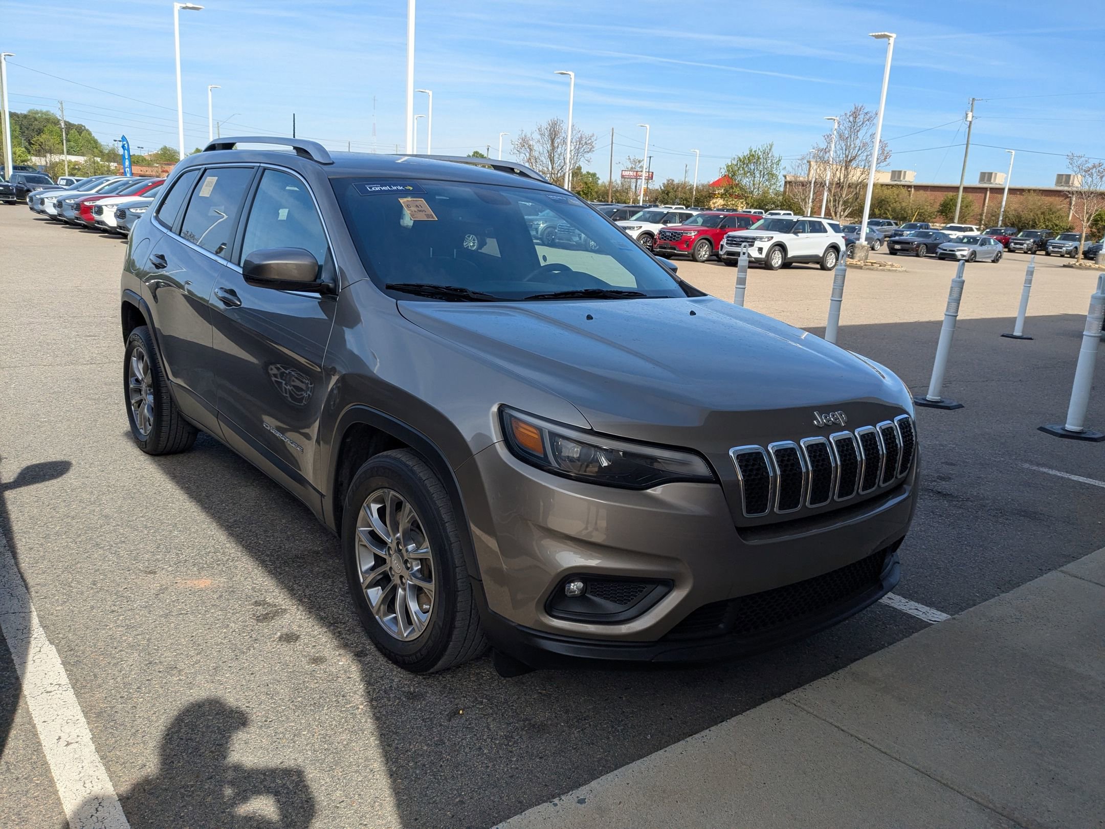 Used 2019 Jeep Cherokee Latitude Plus w/ Comfort/Convenience Group image 2