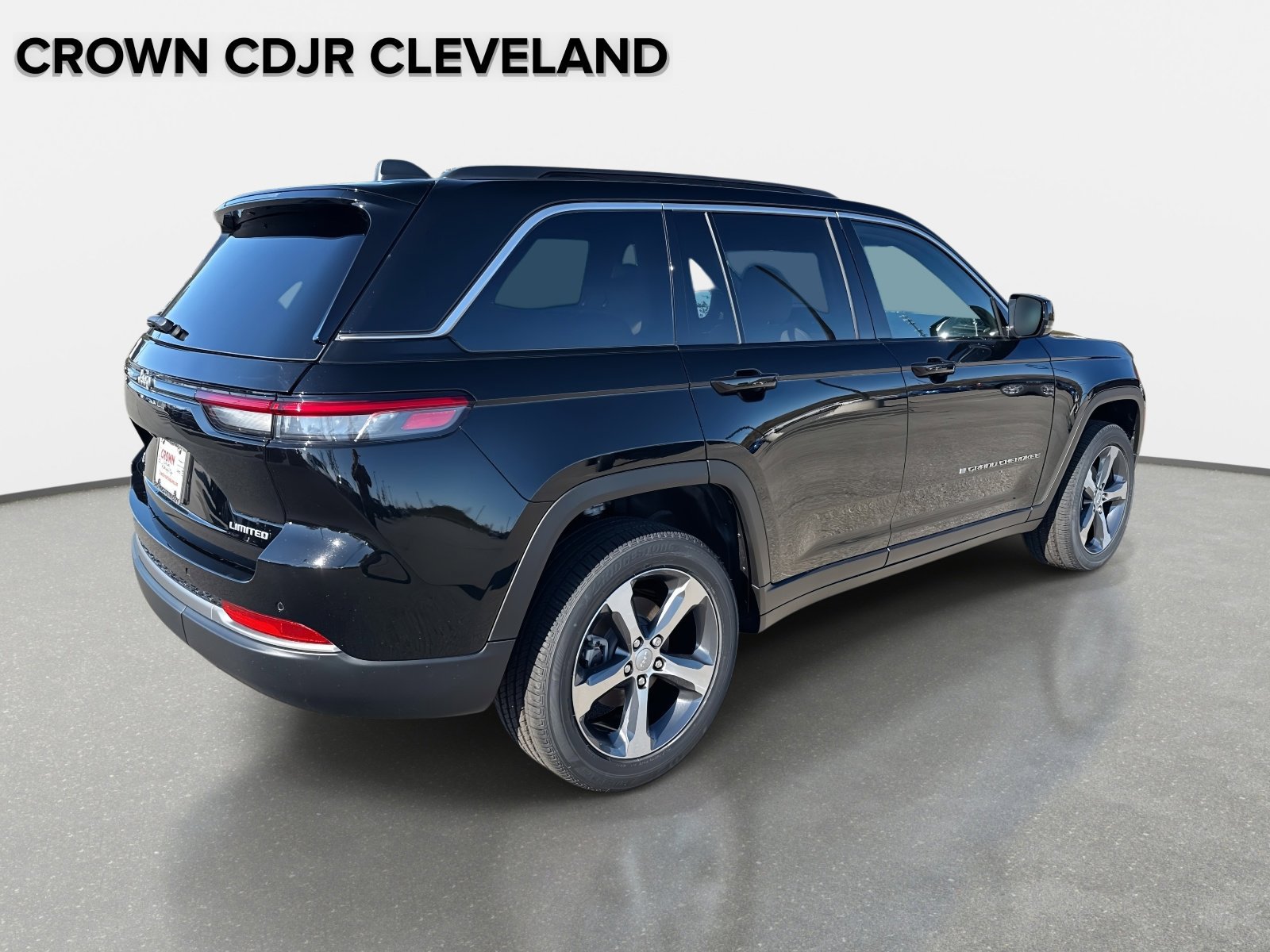 New 2026 Jeep Grand Cherokee Limited w/ Trailer Tow Package AWD/4WD image 4
