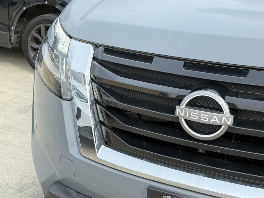 Used 2023 Nissan Pathfinder Platinum w/ Lighting Package (N92) image 5