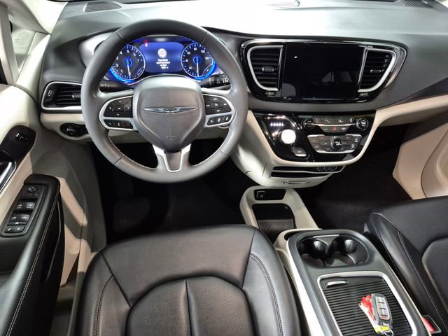 Used 2024 Chrysler Pacifica Touring-L image 10
