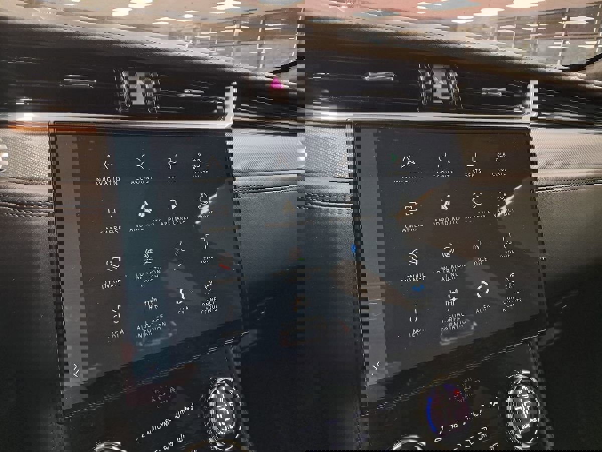 Used 2021 Jaguar F-PACE SVR image 35