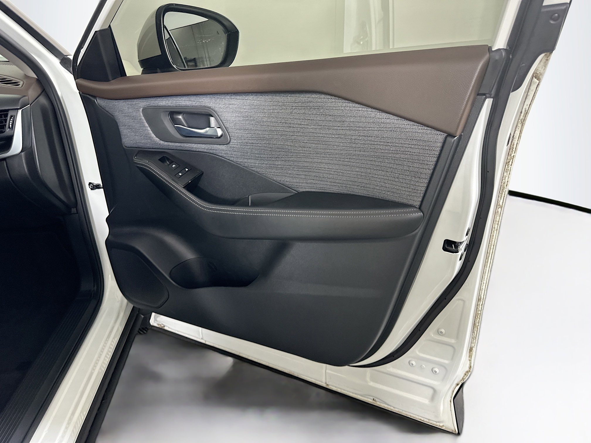 Used 2023 Nissan Rogue SV image 30