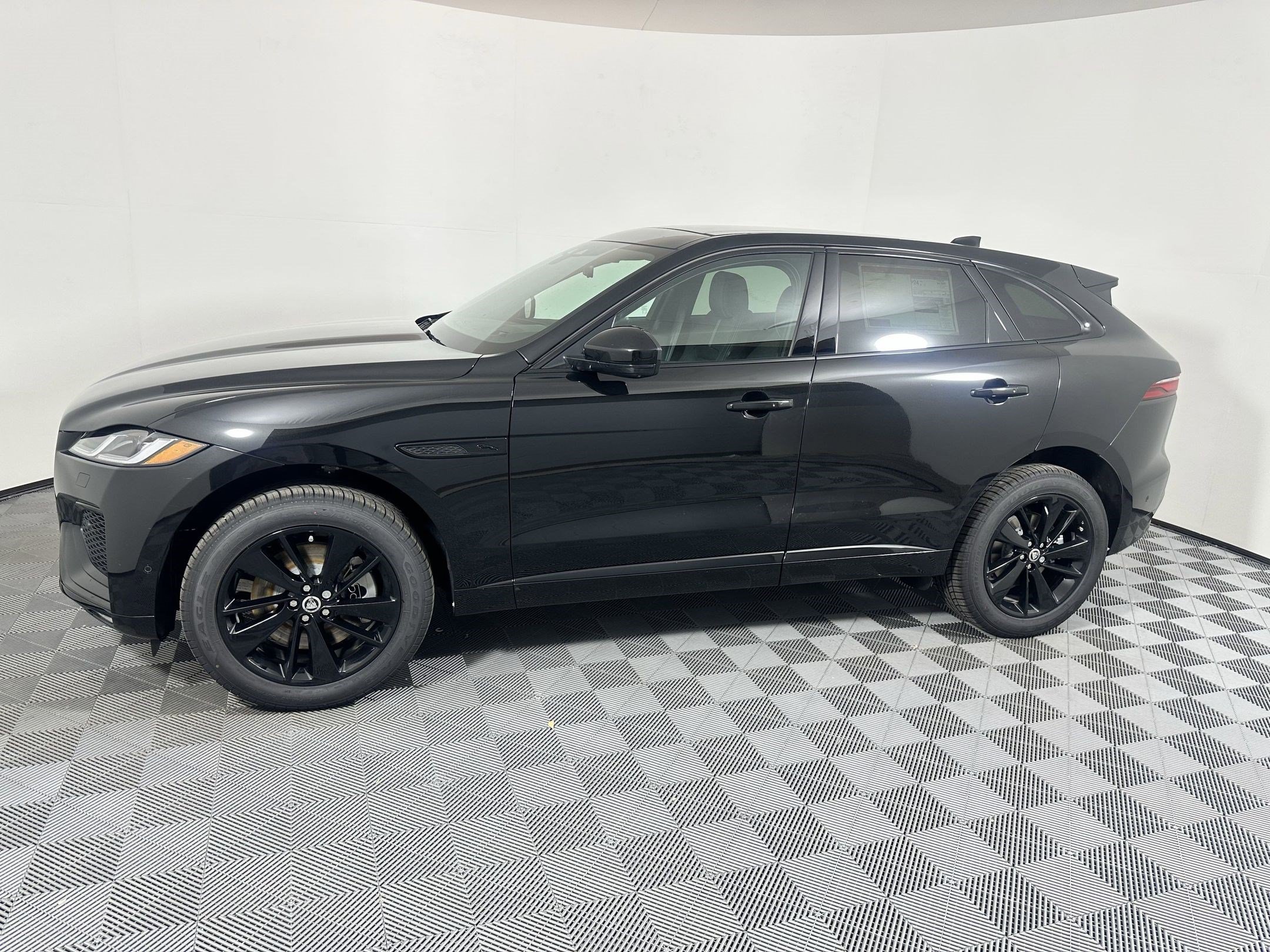 Used 2026 Jaguar F-PACE R-Dynamic S AWD/4WD image 2