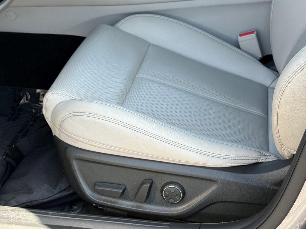 Used 2023 Genesis G70 2.0T image 19