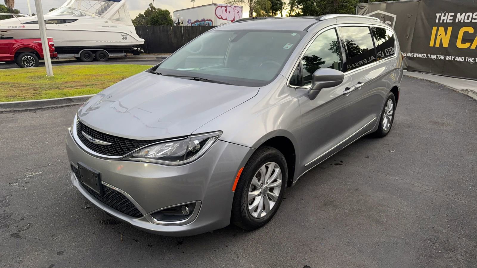 Used 2018 Chrysler Pacifica Touring-L image 7