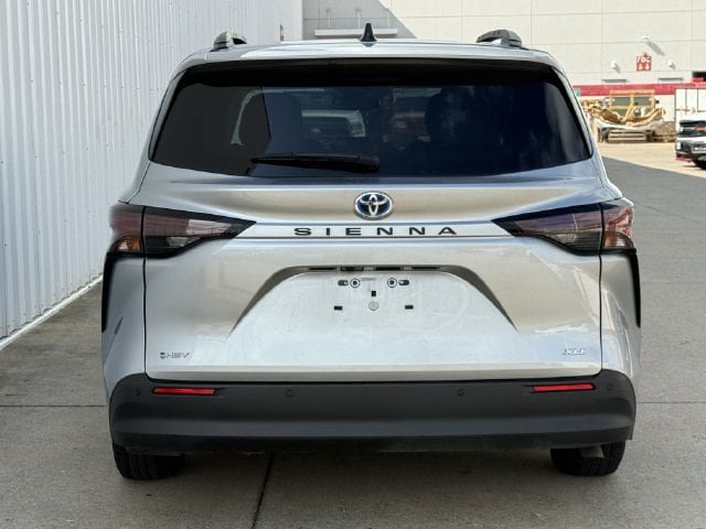 Used 2025 Toyota Sienna XLE FWD image 5
