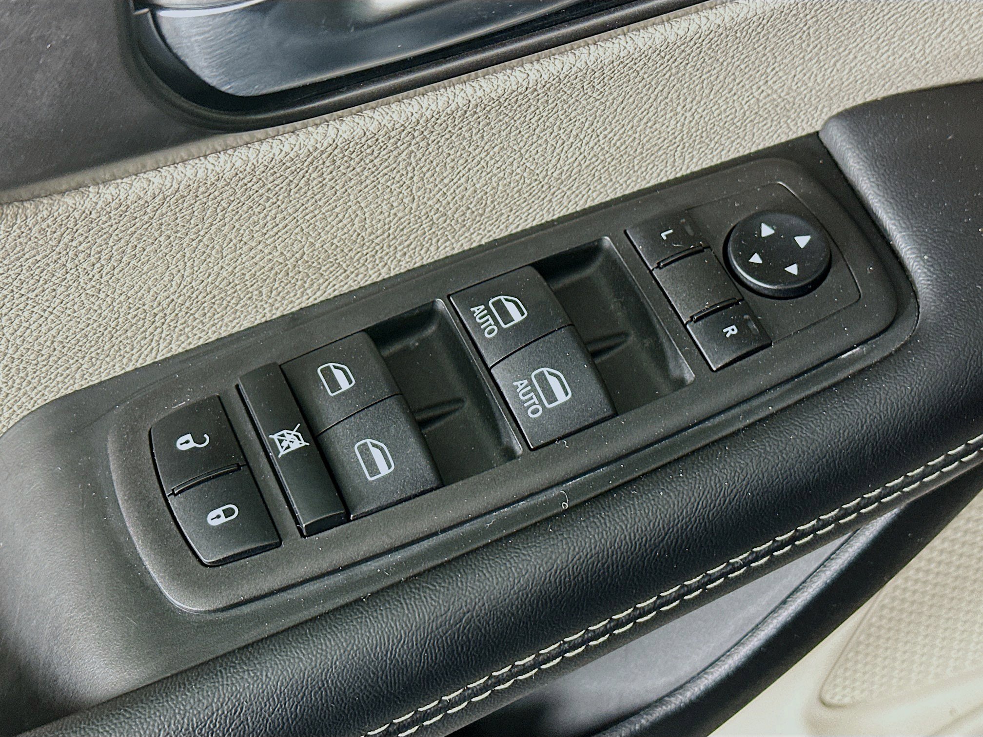 Used 2023 Chrysler Pacifica Touring-L image 15