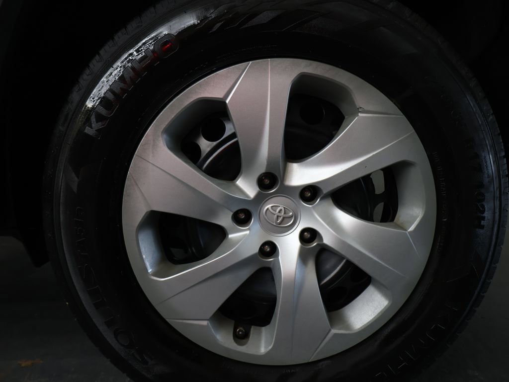 Used 2019 Toyota RAV4 LE FWD image 30
