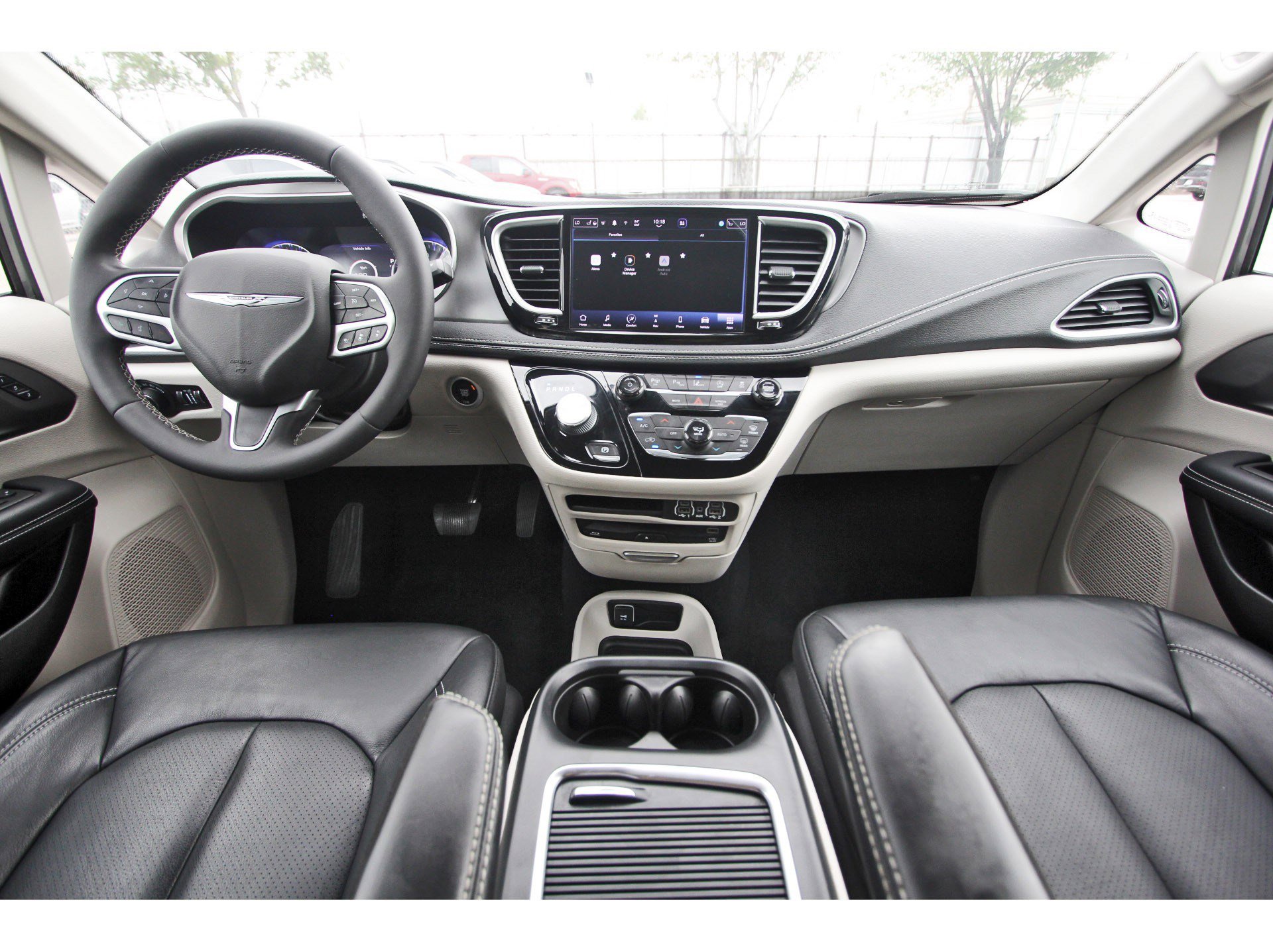 Used 2022 Chrysler Pacifica Touring-L w/ Uconnect Theater Family Group FWD image 11