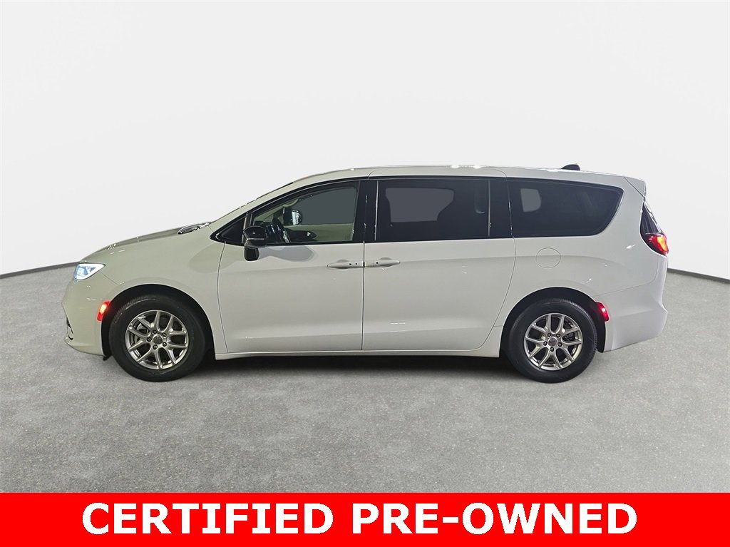 Used 2024 Chrysler Pacifica Touring-L image 8