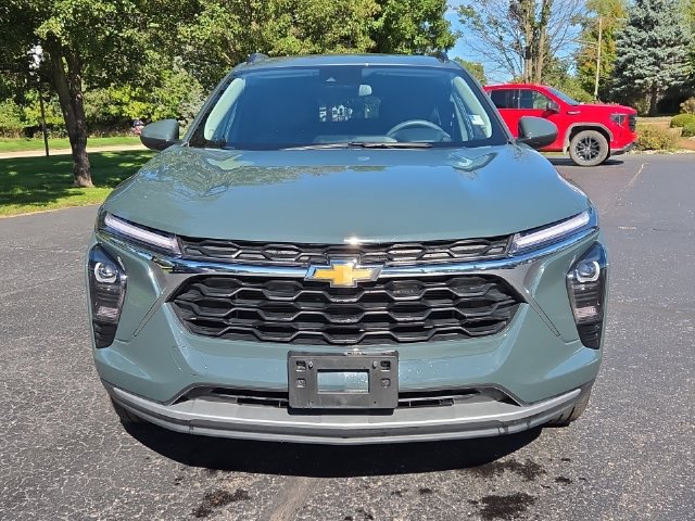 Used 2025 Chevrolet Trax LT FWD image 2