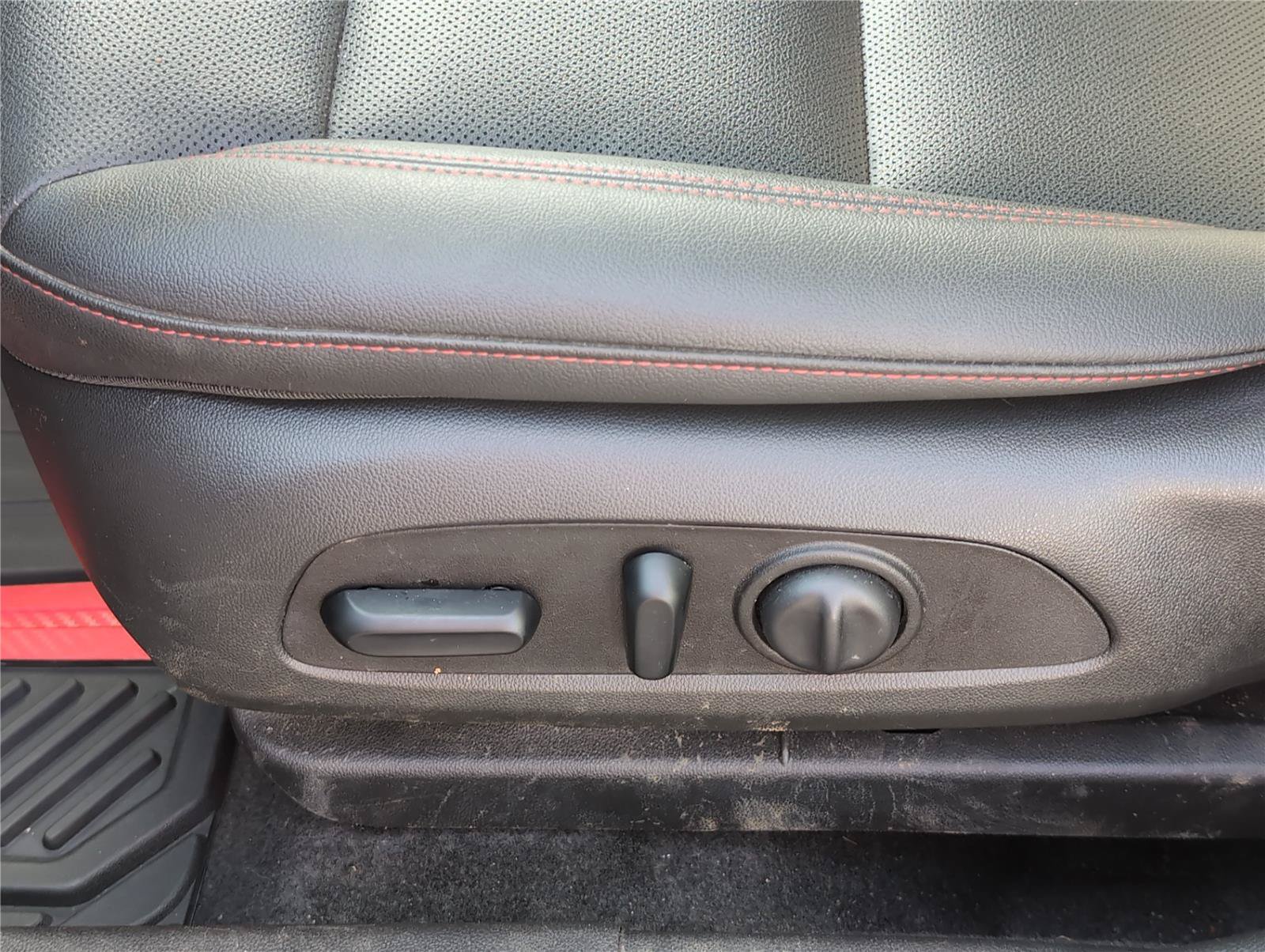 Used 2025 Chevrolet Trax RS w/ Sunroof Package FWD image 16