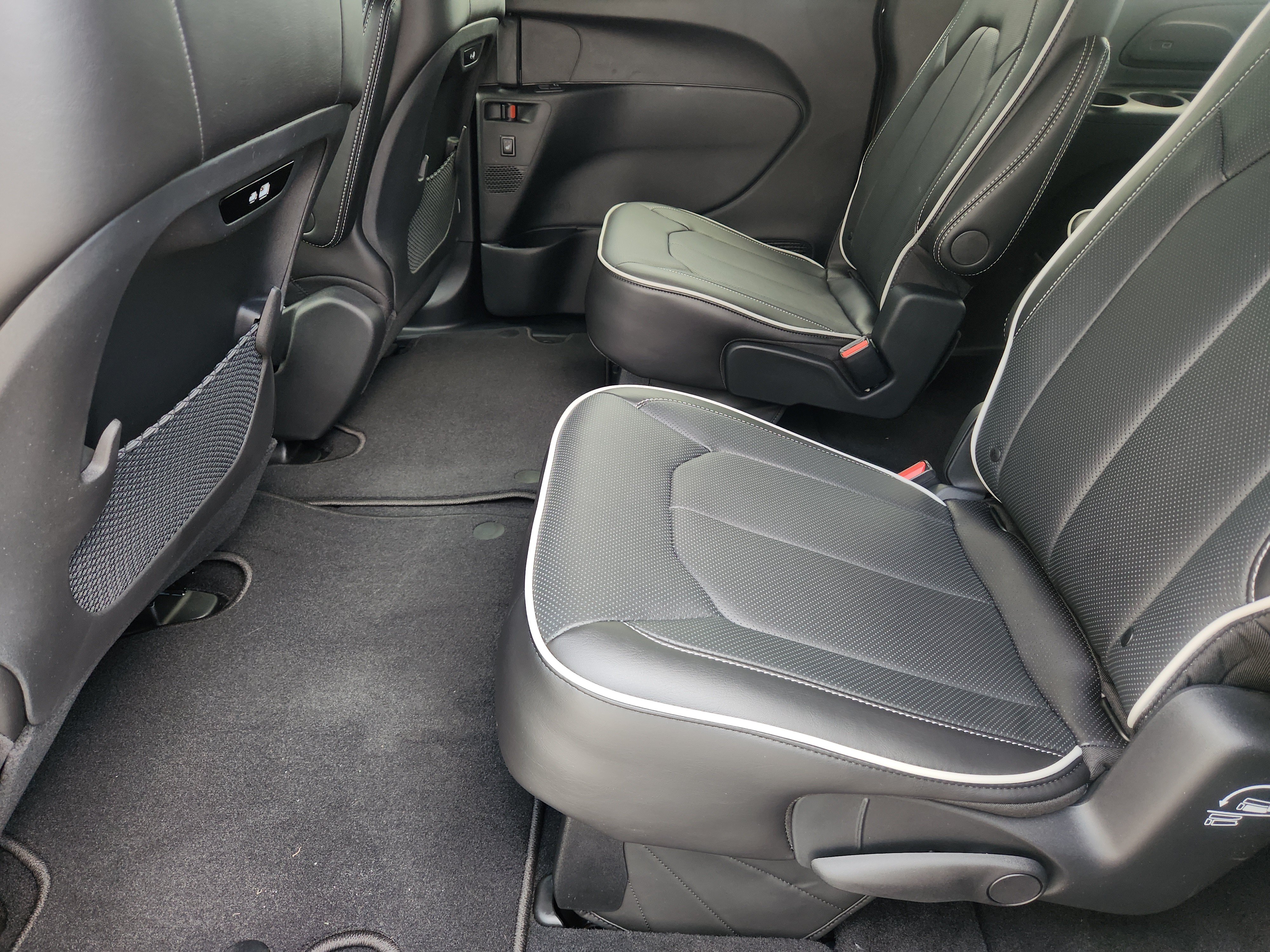 New 2027 Chrysler Pacifica Limited FWD image 21