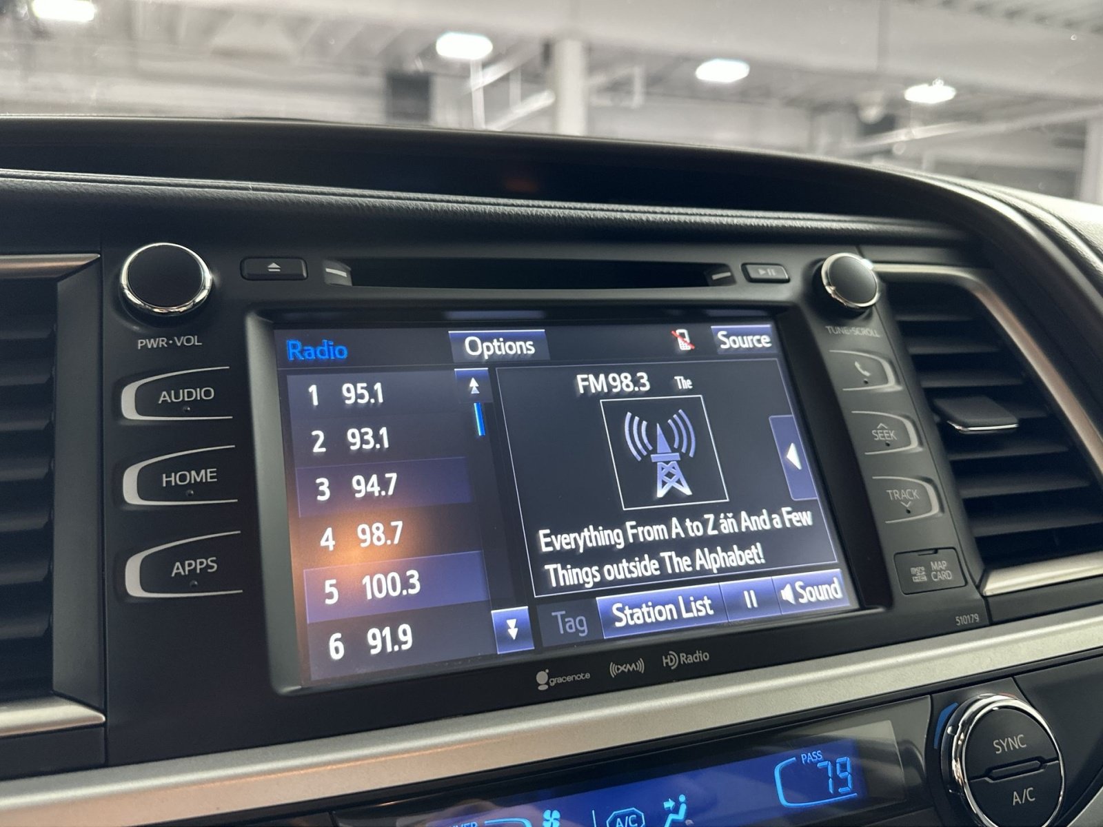 Used 2017 Toyota Highlander XLE AWD/4WD image 18