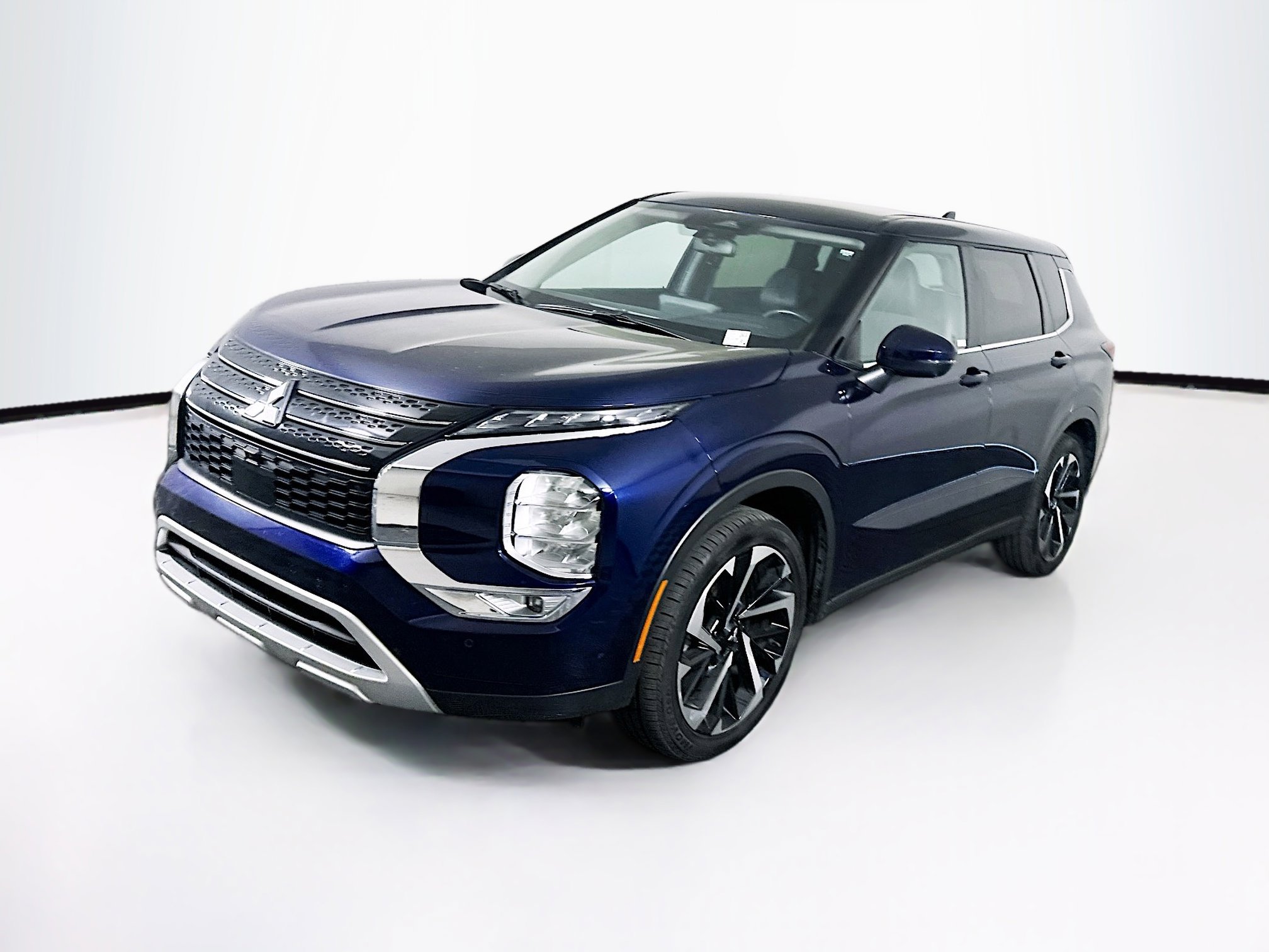 Used 2024 Mitsubishi Outlander SE image 3