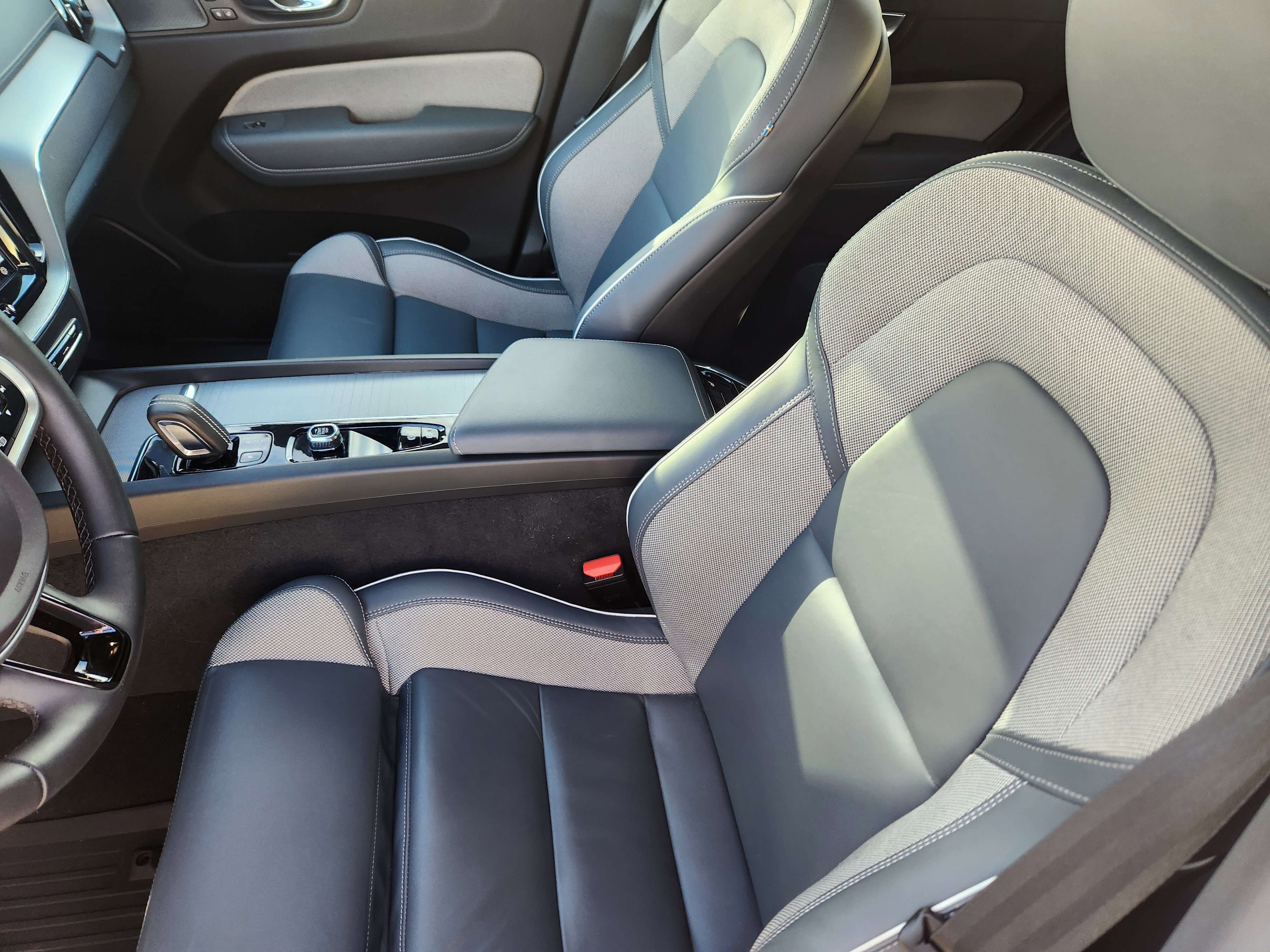 Used 2022 Volvo XC60 B5 R-Design w/ Advanced Package image 10