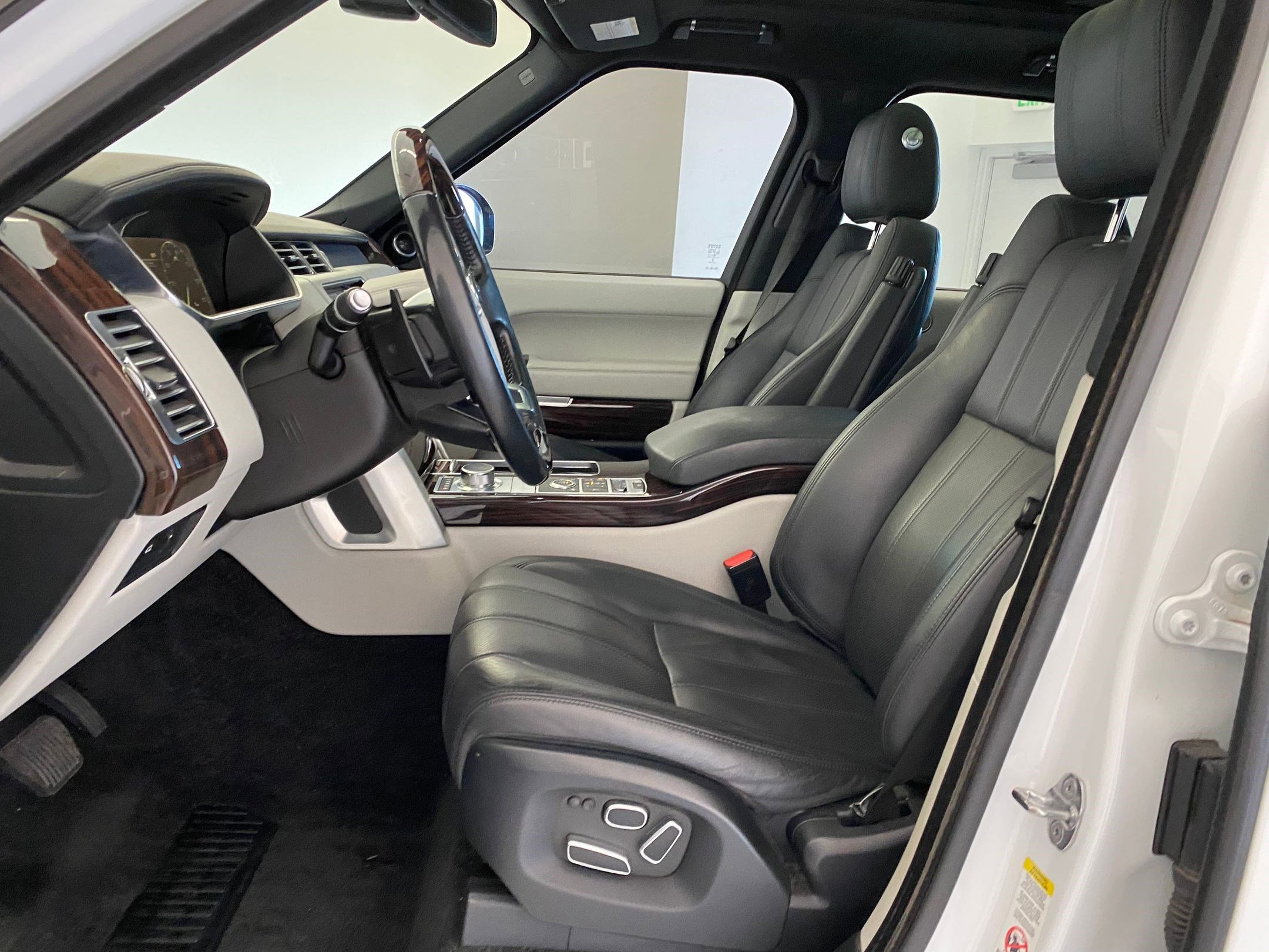 Used 2014 Land Rover Range Rover HSE image 4