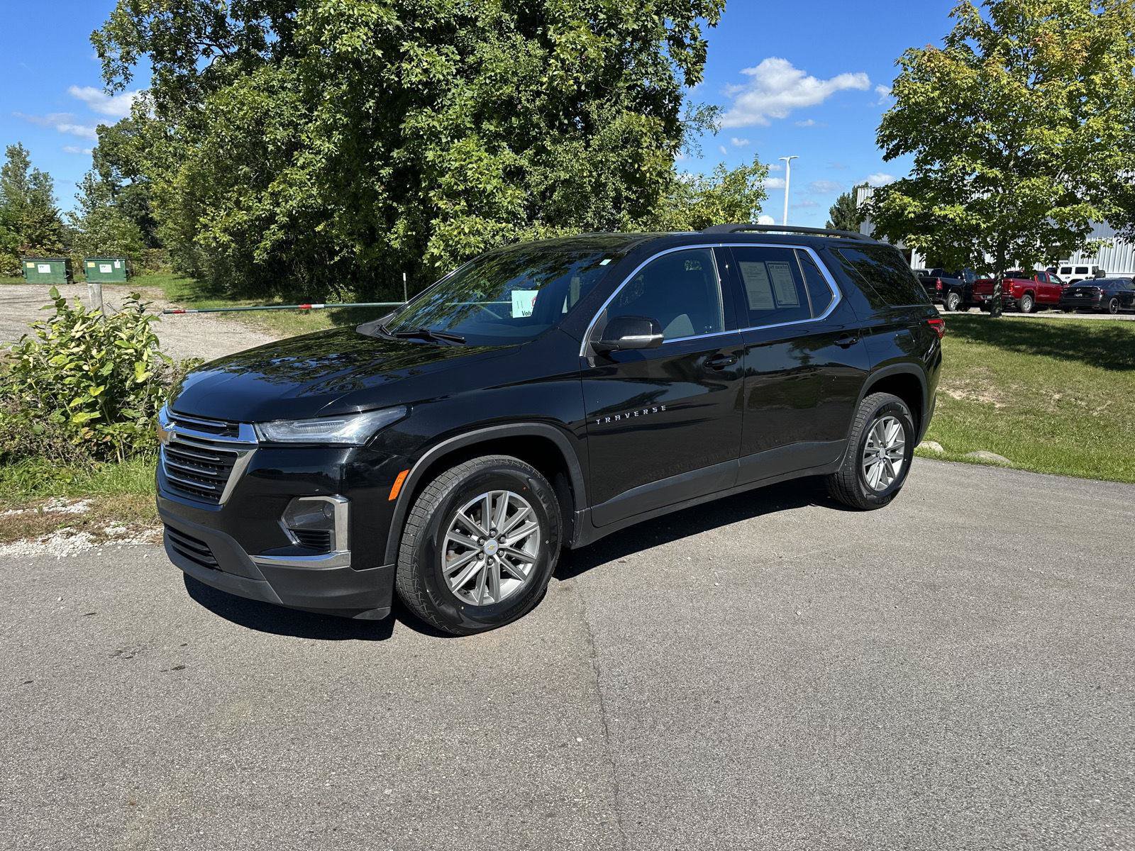 Used 2023 Chevrolet Traverse LT FWD image 2
