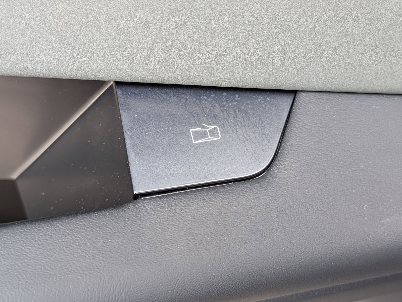 Used 2024 Tesla Cybertruck AWD Crew Cab image 27