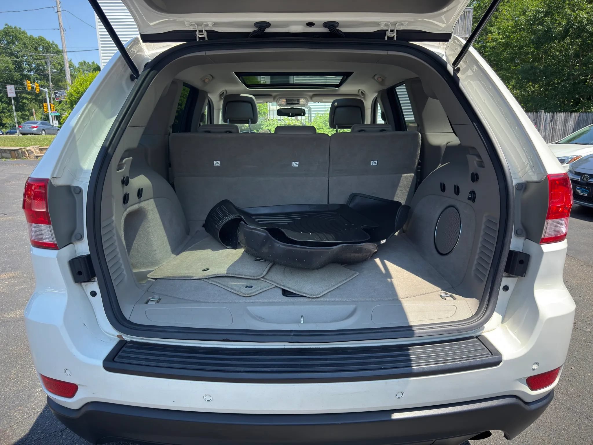 Used 2011 Jeep Grand Cherokee Laredo AWD/4WD image 13