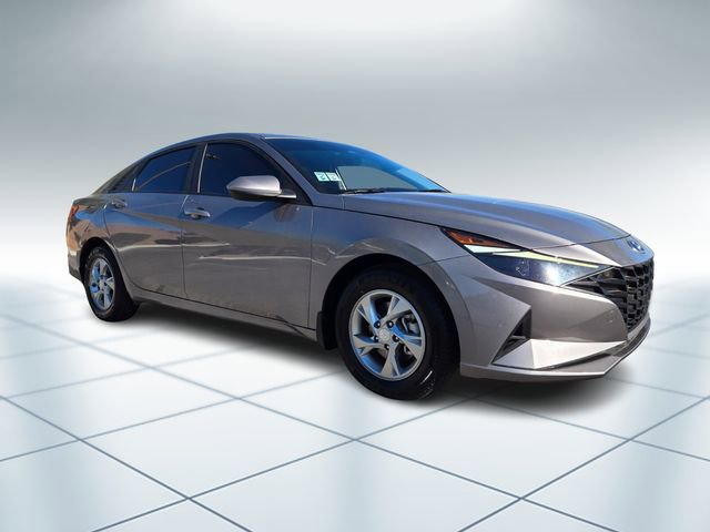 Used 2023 Hyundai Elantra SE image 3
