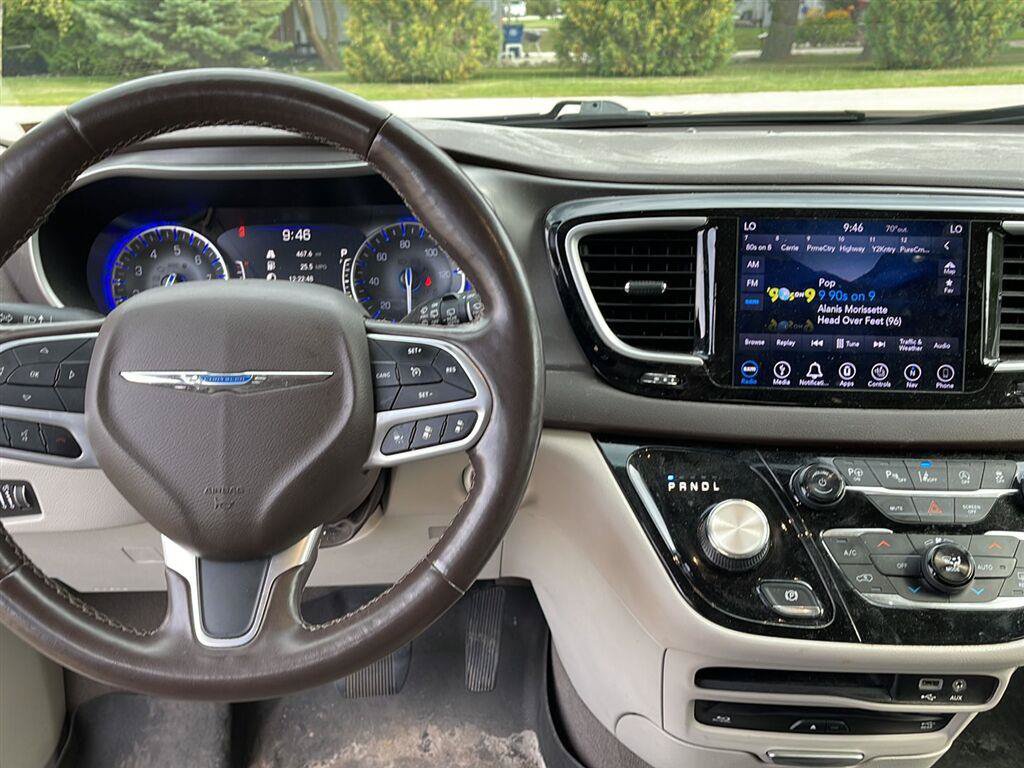 Used 2019 Chrysler Pacifica Touring Plus w/ Advanced Safetytec Group FWD image 4