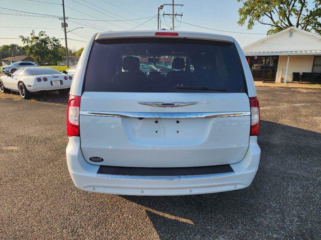 Used 2016 Chrysler Town & Country Touring-L FWD image 6