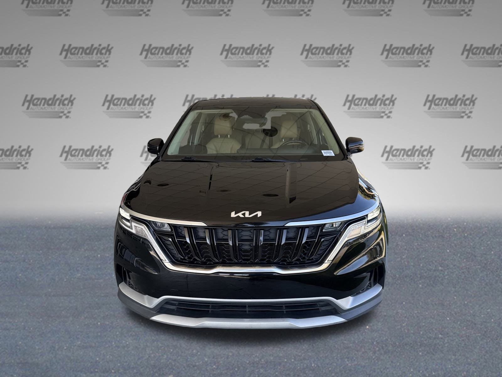 Used 2023 Kia Carnival LX image 3