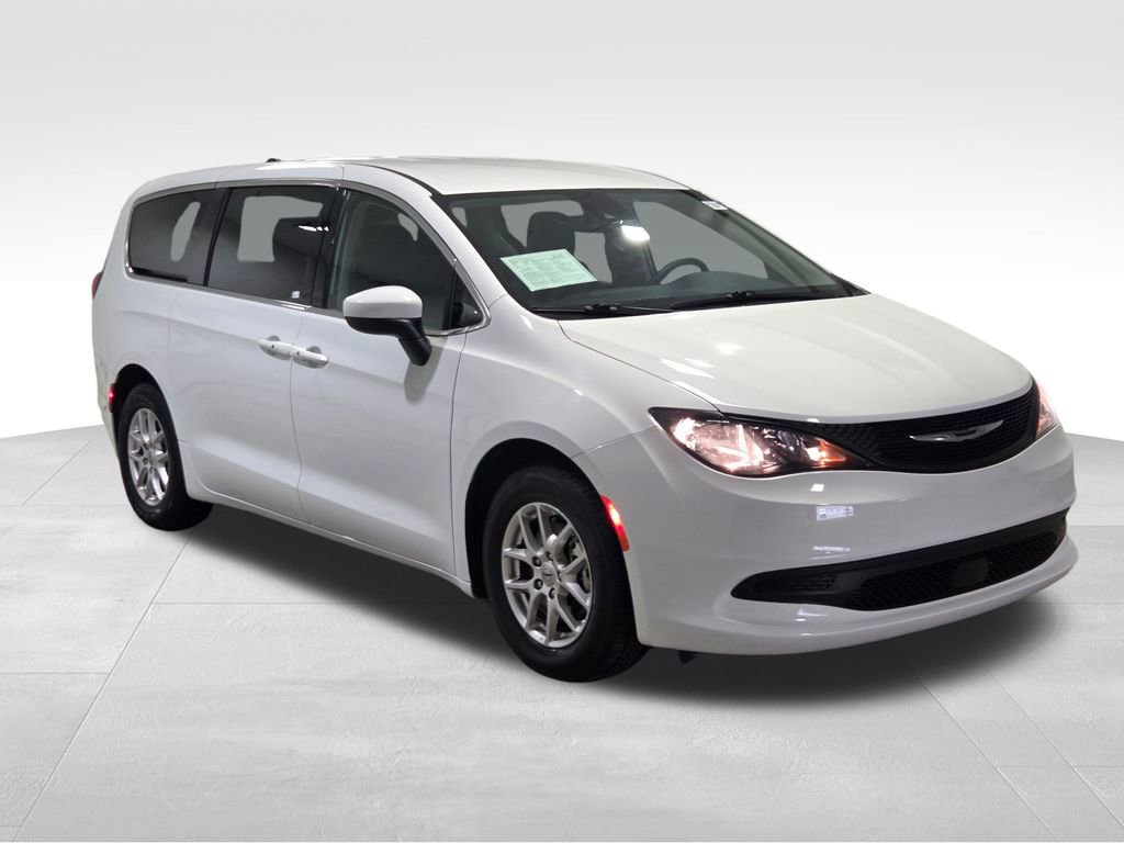 Certified 2023 Chrysler Voyager LX image 15