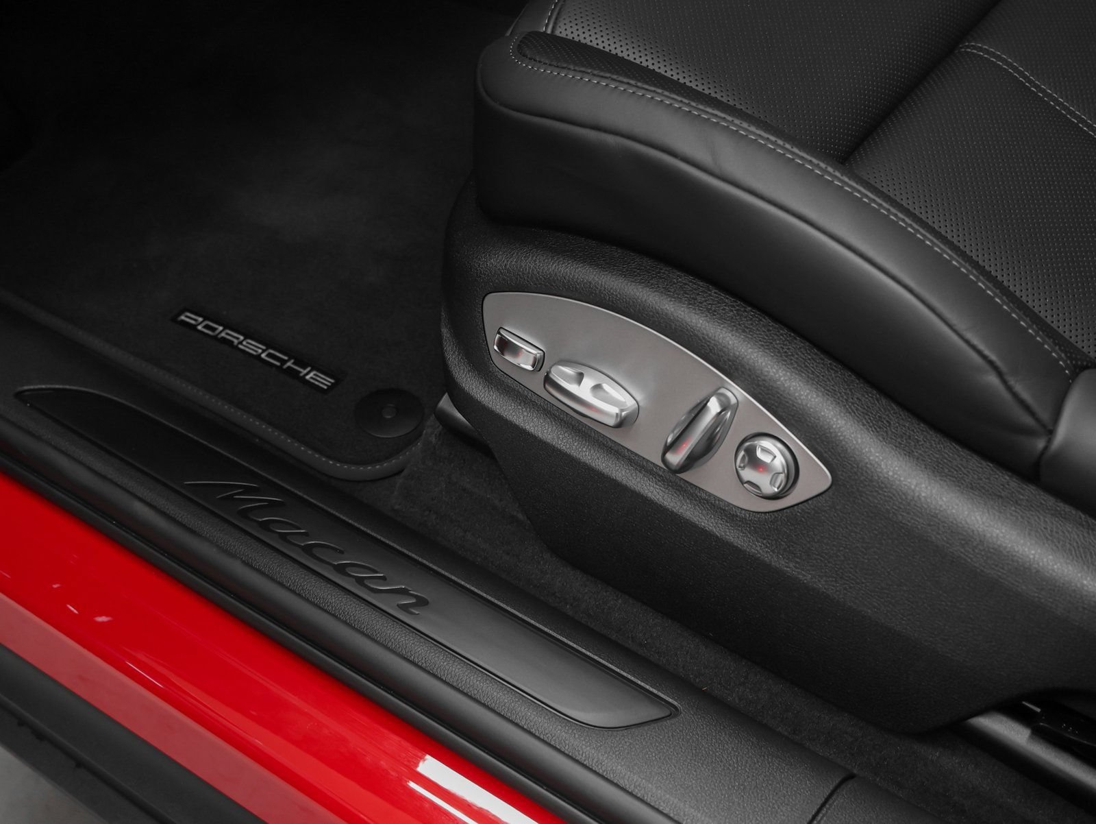 Certified 2026 Porsche Macan AWD/4WD image 25