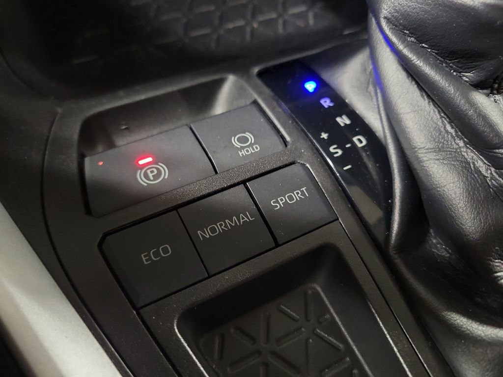Used 2021 Toyota RAV4 LE image 15