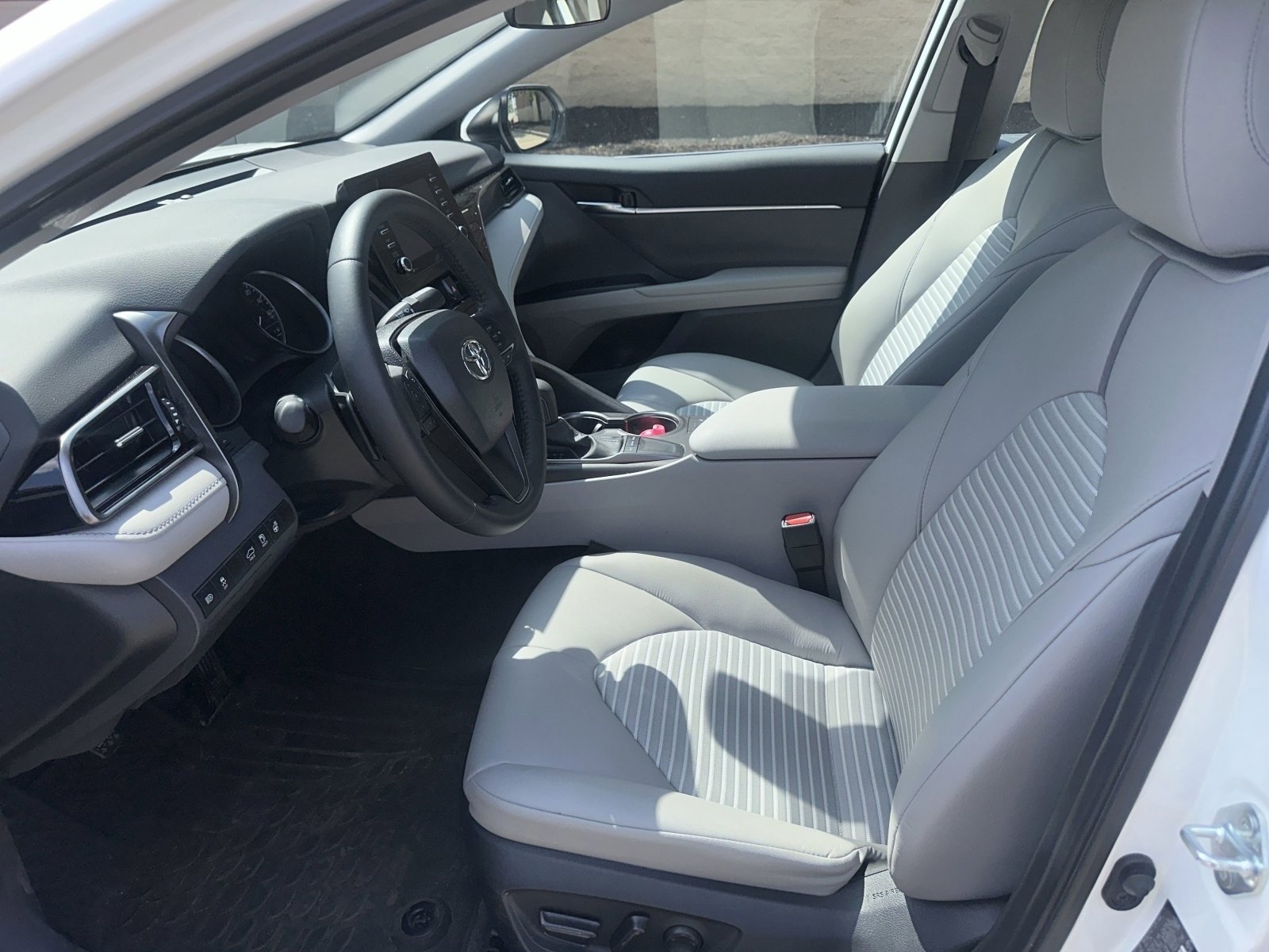 Used 2024 Toyota Camry SE w/ Cold Weather Package FWD image 4