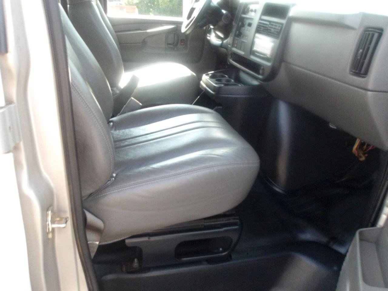 Used 2007 Chevrolet Express 2500 Passenger w/ Power and Light Package RWD image 8