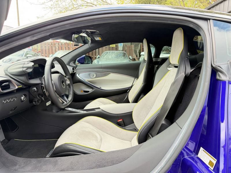 Used 2023 McLaren Artura image 12
