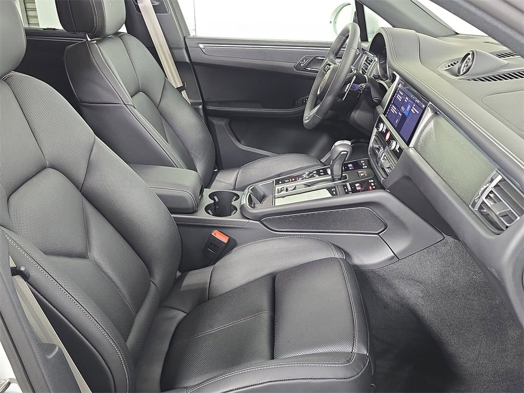 Certified 2025 Porsche Macan GTS image 27