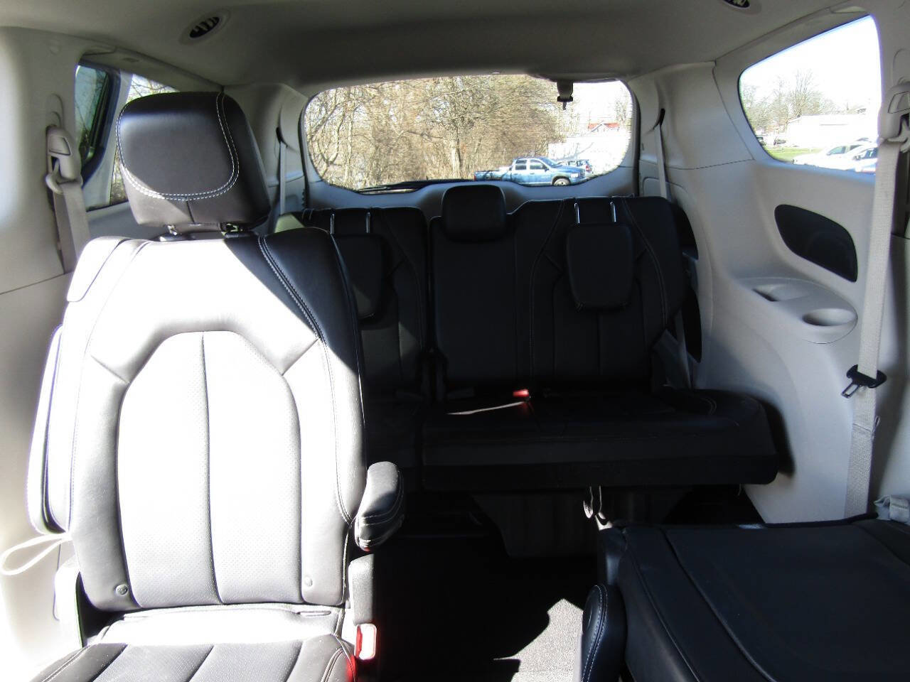 Used 2024 Chrysler Pacifica Touring-L image 27