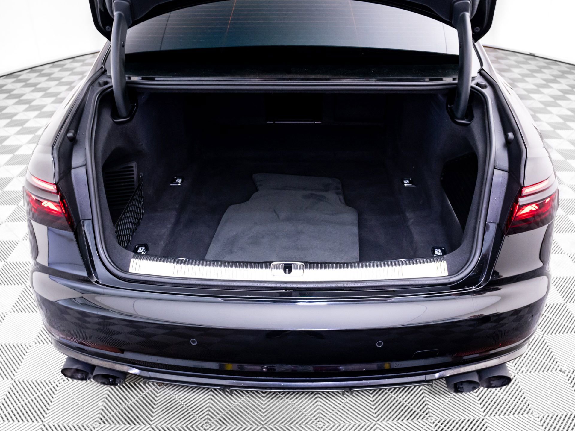Used 2023 Audi S8 w/ S8 Executive Package AWD/4WD image 30