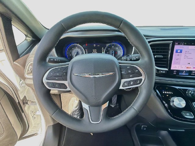 Used 2025 Chrysler Pacifica Select FWD image 12
