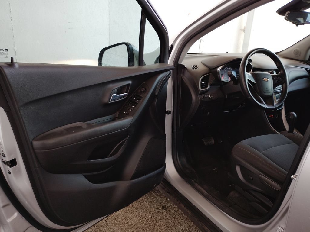 Used 2018 Chevrolet Trax LS AWD/4WD image 21