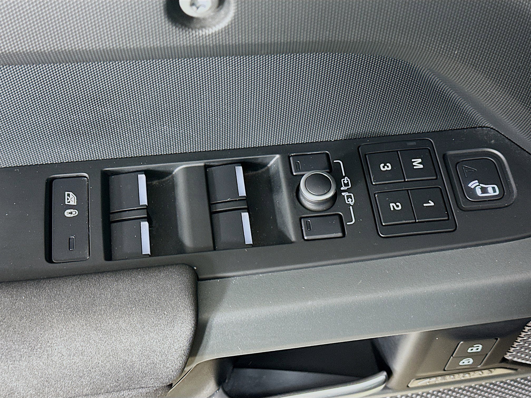 Used 2022 Land Rover Defender 110 X-Dynamic SE image 17